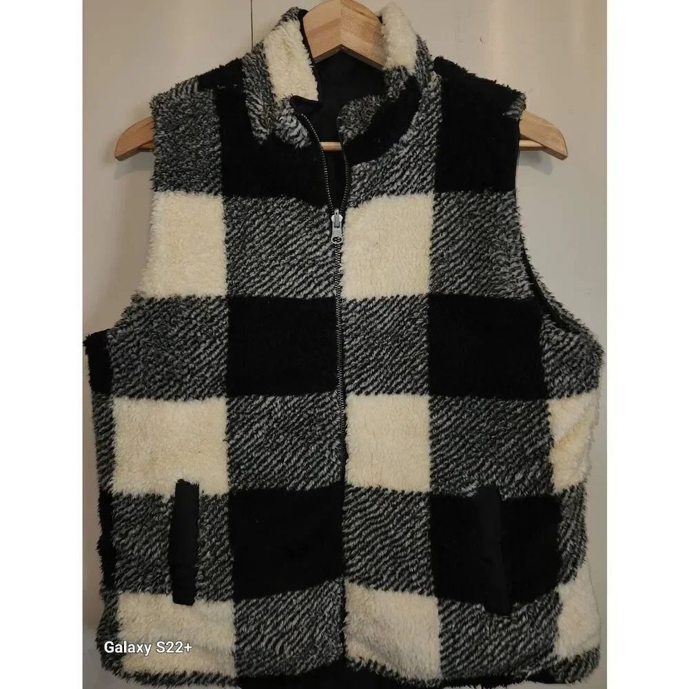 V22  Thread & Supply Black & White Buffalo Check Reversable Sherpa vest